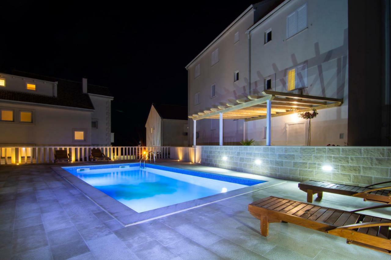 Apartments Sara Bol Exterior foto